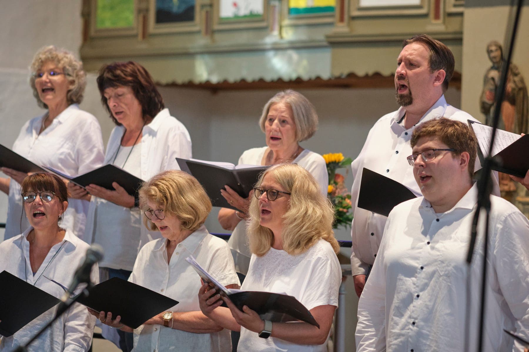 Chor singt in der Kirche